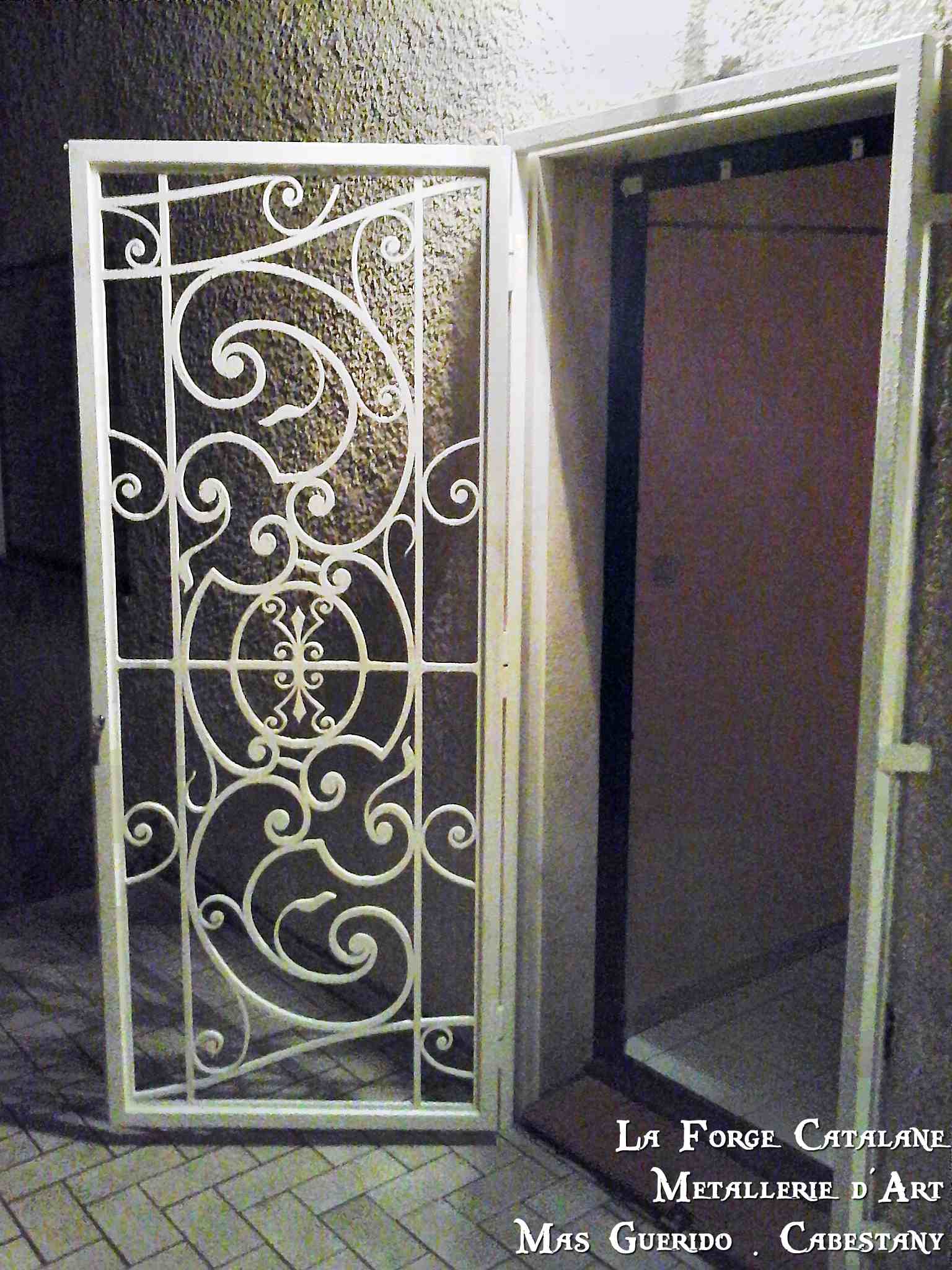 grille articulee 1 vantail decoupe laser type hausmannien serrure 3 points forge catalane.jpg